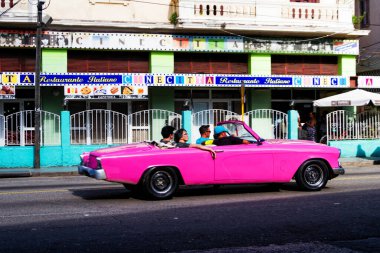 HAVANA, CUBA - 18 Kasım 2017: Havana, Küba sokaklarında eski renkli klasik araba. Ambargo nedeniyle Amerikan arabaları hala kullanılıyor ve turistler için taksi veya taşımacılık görevi görüyor.