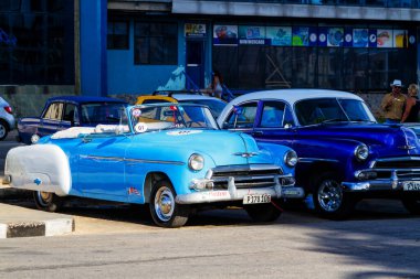 HAVANA, CUBA - 18 Kasım 2017: Havana, Küba sokaklarında eski renkli klasik araba. Ambargo nedeniyle Amerikan arabaları hala kullanılıyor ve turistler için taksi veya taşımacılık görevi görüyor.