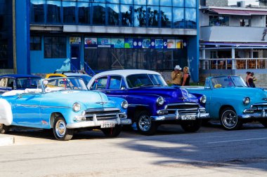 HAVANA, CUBA - 18 Kasım 2017: Havana, Küba sokaklarında eski renkli klasik araba. Ambargo nedeniyle Amerikan arabaları hala kullanılıyor ve turistler için taksi veya taşımacılık görevi görüyor.