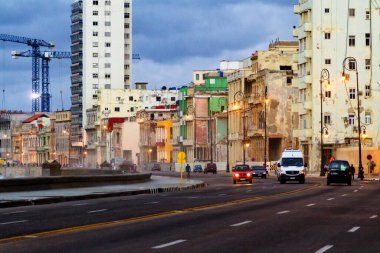 HAVANA, CUBA - 15 Kasım 2017: Küba 'nın başkenti Havana' daki ünlü Malecon Bulvarı boyunca eski klasik klasik arabalar trafikte ilerliyor.