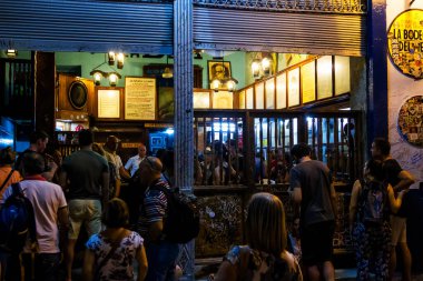 HAVANA, CUBA - 16 Kasım 2017: Havana 'daki La Bodeguita del Medio. Mojito 'nun doğduğu yer. Restoranın içindeki rafların manzarası. Ernest Hemingway bu bara içmeye gelirdi..