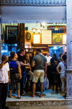 HAVANA, CUBA - 16 Kasım 2017: Havana 'daki La Bodeguita del Medio. Mojito 'nun doğduğu yer. Restoranın içindeki rafların manzarası. Ernest Hemingway bu bara içmeye gelirdi..