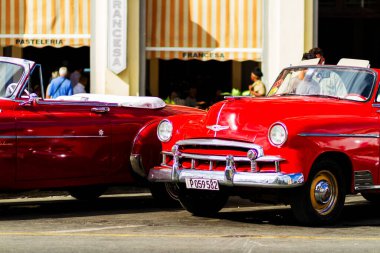 HAVANA, CUBA - 18 Kasım 2017: Havana, Küba sokaklarında eski renkli klasik araba. Ambargo nedeniyle Amerikan arabaları hala kullanılıyor ve turistler için taksi veya taşımacılık görevi görüyor.