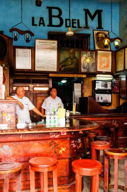 HAVANA, CUBA - 16 Kasım 2017: Havana 'daki La Bodeguita del Medio. Mojito 'nun doğduğu yer. Restoranın içindeki rafların manzarası. Ernest Hemingway bu bara içmeye gelirdi..