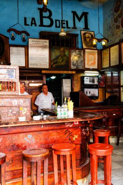 HAVANA, CUBA - 16 Kasım 2017: Havana 'daki La Bodeguita del Medio. Mojito 'nun doğduğu yer. Restoranın içindeki rafların manzarası. Ernest Hemingway bu bara içmeye gelirdi..