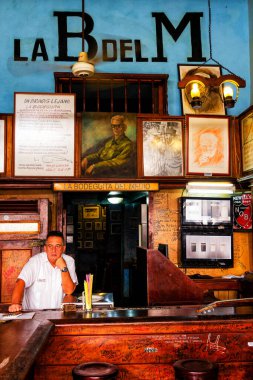 HAVANA, CUBA - 16 Kasım 2017: Havana 'daki La Bodeguita del Medio. Mojito 'nun doğduğu yer. Restoranın içindeki rafların manzarası. Ernest Hemingway bu bara içmeye gelirdi..
