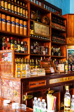 HAVANA, CUBA - 16 Kasım 2017: Havana 'daki La Bodeguita del Medio. Mojito 'nun doğduğu yer. Restoranın içindeki rafların manzarası. Ernest Hemingway bu bara içmeye gelirdi..