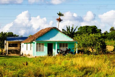 Uzak bir Küba kırsalında ve doğal ortamda eski bir ahşap kulübe. Birçok Kübalı kırsal kesimdeki ahşap kulübelerde yaşıyor..