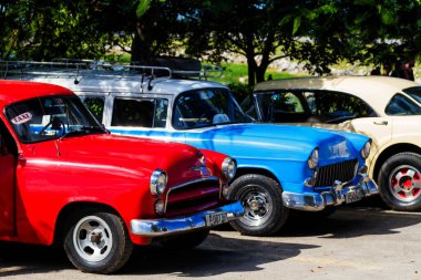 HAVANA, CUBA - 18 Kasım 2017: Havana, Küba sokaklarında eski renkli klasik araba. Ambargo nedeniyle Amerikan arabaları hala kullanılıyor ve turistler için taksi veya taşımacılık görevi görüyor.