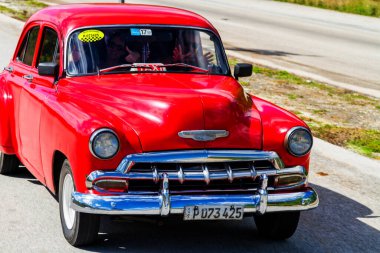 HAVANA, CUBA - 18 Kasım 2017: Havana, Küba sokaklarında eski renkli klasik araba. Ambargo nedeniyle Amerikan arabaları hala kullanılıyor ve turistler için taksi veya taşımacılık görevi görüyor.