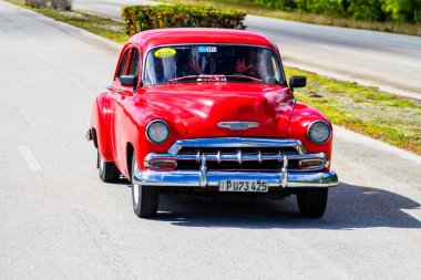 HAVANA, CUBA - 18 Kasım 2017: Havana, Küba sokaklarında eski renkli klasik araba. Ambargo nedeniyle Amerikan arabaları hala kullanılıyor ve turistler için taksi veya taşımacılık görevi görüyor.