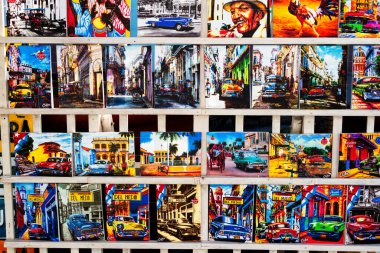 CUBA, HAVANA - 17 Kasım 2017: resimlerle ve resimlerle yerel bir pazarda tezgahlar. Küba yaşamının kopyaları. Gerçek renkler ve konular.