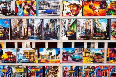 CUBA, HAVANA - 17 Kasım 2017: resimlerle ve resimlerle yerel bir pazarda tezgahlar. Küba yaşamının kopyaları. Gerçek renkler ve konular.