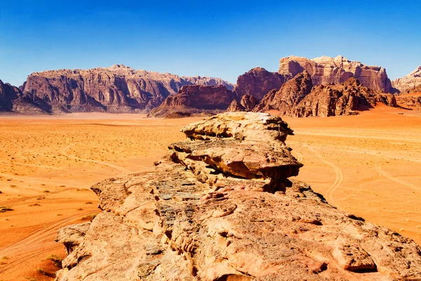 瓦迪朗姆被称为月球谷约旦中东沙漠被用作许多电影的拍摄地点 现在它是一个受欢迎的旅游目的地 — 图库照片