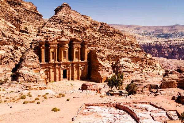 Petra Manastırı Deir Çarpıcı Manzarası Ürdün Açık Mavi Bir Gökyüzü — Stok fotoğraf