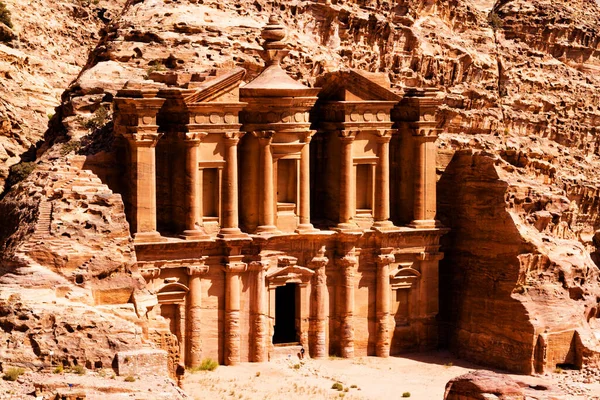 Impresionante Vista Deir Monasterio Petra Jordania Día Cielo Azul Limpio —  Fotos de Stock