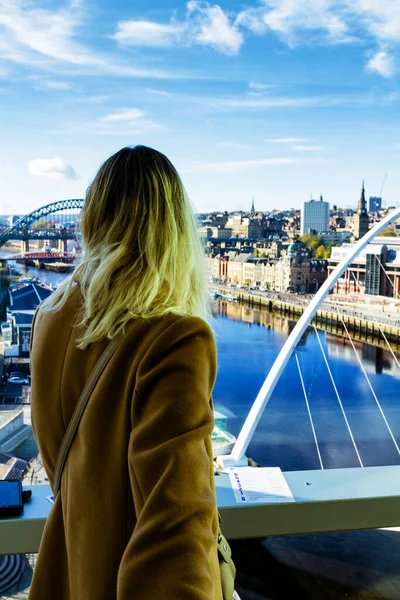 Ragazza Capelli Biondi Piedi Guardando Tyne River Con Ponti Newcastle — Foto Stock