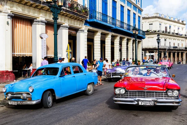 Havana Cuba November 2017 Typische Straatscene Met Mensen Oude Auto — Stockfoto