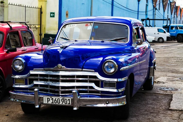 Havana Cuba Νοεμβρίου 2017 Παλιό Πολύχρωμο Vintage Κλασικό Αυτοκίνητο Στους — Φωτογραφία Αρχείου