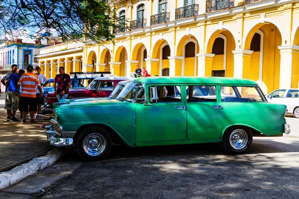 Havana Cuba Kasım 2017 Nsanlar Eski Arabalar Renkli Binaların Olduğu — Stok fotoğraf