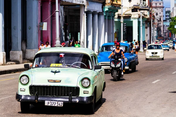 Havana Cuba November 2017 Типова Вулична Сцена Людьми Старими Машинами — стокове фото
