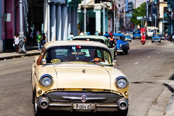 Хавана Куба Ноября 2017 Года Типичная Уличная Сцена Людьми Старыми — стоковое фото