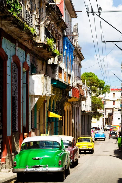 Havana Cuba 2017年11月14日 古い車やカラフルな建物と典型的なストリートシーン 人口200万人以上のハバナはキューバの首都であり カリブ海最大の都市です — ストック写真