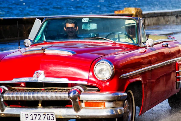 Havana Cuba November 2017 Gamla Klassiska Veteranbilar Kör Trafik Längs — Stockfoto