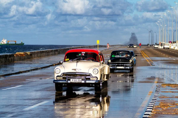 Havana Cuba November 2017 Gamla Klassiska Veteranbilar Kör Trafik Längs — Stockfoto