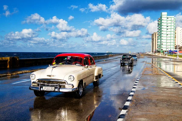 哈瓦那 2017年11月15日 古董车在古巴首都哈瓦那市中心著名的Malecon大街上行驶 — 图库照片