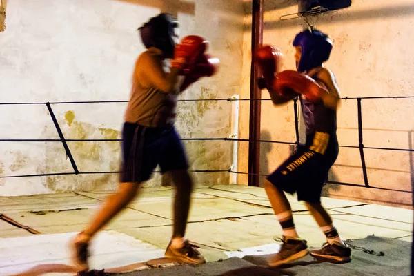 Хавана Куба Ноября 2017 Года Два Мальчика Тренируются Бокс Открытом — стоковое фото