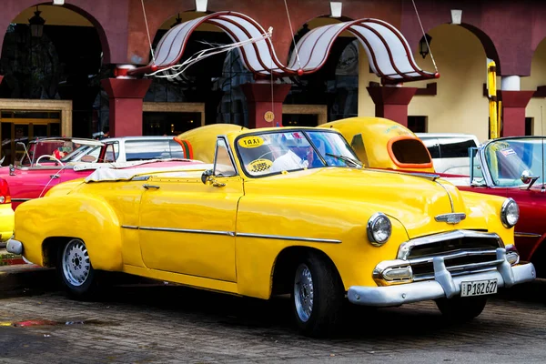 Havana Cuba November 2017 Gammal Färgglad Vintage Klassisk Bil Gatorna — Stockfoto