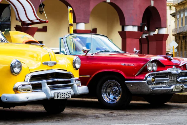 Habana Cuba Noviembre 2017 Viejos Coches Clásicos Coloridos Las Calles — Foto de Stock