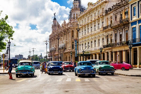 Havana Cuba Νοεμβρίου 2017 Τυπική Σκηνή Δρόμου Ανθρώπους Παλιά Αυτοκίνητα — Φωτογραφία Αρχείου