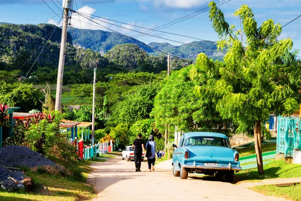 Vinales Cuba 2017年11月18日 古董车停在古巴Vinales镇一座五彩缤纷的夏季别墅旁的乡间小路上 — 图库照片