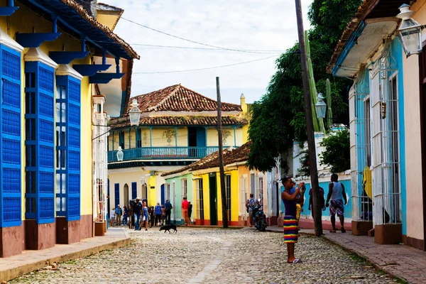 TRINIDAD, CUBA - 21 Kasım 2017: Renkli (kırmızı, sarı, yeşil, mavi) Trinidad caddesi manzaralı evler, kaldırımlı yollar ve pencerelerde parmaklıklar. Trinidad, UNESCO tarafından listelenmiş ve popüler bir şehir..