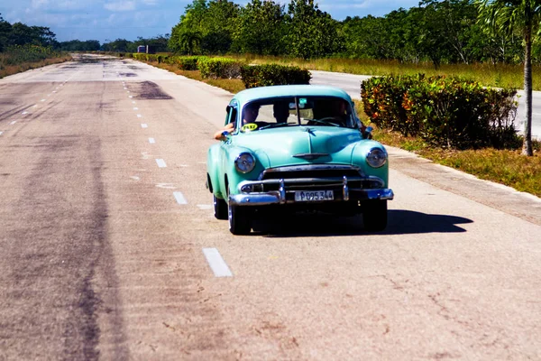 Havana Cuba 2017年11月18日 キューバのハバナの通りにある古いカラフルなヴィンテージクラシックカー 禁輸のためのアメリカ車はまだ使用され 観光客のためのタクシーや交通機関として機能します — ストック写真