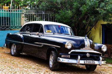 HAVANA, CUBA - 18 Kasım 2017: Havana, Küba sokaklarında eski renkli klasik araba. Ambargo nedeniyle Amerikan arabaları hala kullanılıyor ve turistler için taksi veya taşımacılık görevi görüyor.