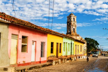TRINIDAD, CUBA - 21 Kasım 2017: Renkli (kırmızı, sarı, yeşil, mavi) Trinidad caddesi manzaralı evler, kaldırımlı yollar ve pencerelerde parmaklıklar. Trinidad, UNESCO tarafından listelenmiş ve popüler bir şehir..