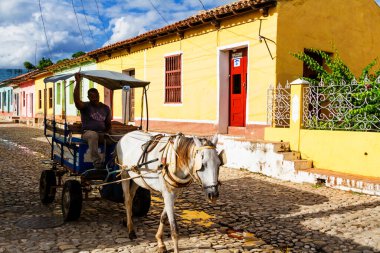 TRINIDAD, CUBA - 21 Kasım 2017: Renkli (kırmızı, sarı, yeşil, mavi) Trinidad caddesi manzaralı evler, kaldırımlı yollar ve pencerelerde parmaklıklar. Trinidad, UNESCO tarafından listelenmiş ve popüler bir şehir..