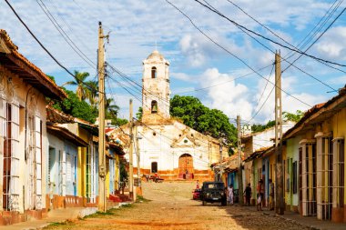 TRINIDAD, CUBA - 21 Kasım 2017: Renkli (kırmızı, sarı, yeşil, mavi) Trinidad caddesi manzaralı evler, kaldırımlı yollar ve pencerelerde parmaklıklar. Trinidad, UNESCO tarafından listelenmiş ve popüler bir şehir..