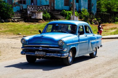 HAVANA, CUBA - 18 Kasım 2017: Havana, Küba sokaklarında eski renkli klasik araba. Ambargo nedeniyle Amerikan arabaları hala kullanılıyor ve turistler için taksi veya taşımacılık görevi görüyor.