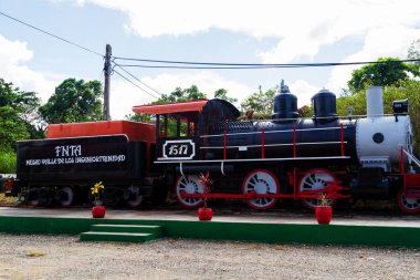 TRINIDAD, CUBA - 25 Kasım 2017: Valle de Ingenios 'taki eski buhar treni hala turist treni olarak kullanılıyor. Eskiden şeker kamışı tarlasında mal taşımak için kullanılıyordu..
