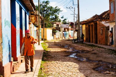 TRINIDAD, CUBA - 21 Kasım 2017: Renkli (kırmızı, sarı, yeşil, mavi) Trinidad caddesi manzaralı evler, kaldırımlı yollar ve pencerelerde parmaklıklar. Trinidad, UNESCO tarafından listelenmiş ve popüler bir şehir..