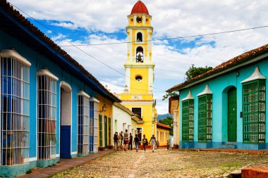 TRINIDAD, CUBA - 21 Kasım 2017: Renkli (kırmızı, sarı, yeşil, mavi) Trinidad caddesi manzaralı evler, kaldırımlı yollar ve pencerelerde parmaklıklar. Trinidad, UNESCO tarafından listelenmiş ve popüler bir şehir..