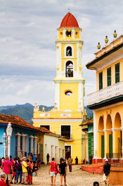 TRINIDAD, CUBA - 21 Kasım 2017: Renkli (kırmızı, sarı, yeşil, mavi) Trinidad caddesi manzaralı evler, kaldırımlı yollar ve pencerelerde parmaklıklar. Trinidad, UNESCO tarafından listelenmiş ve popüler bir şehir..