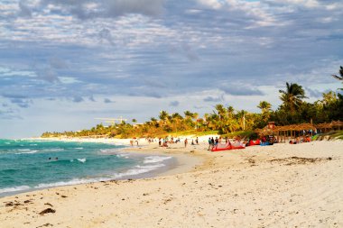 VARADERO, CUBA - 28 Kasım 2017 Küba 'nın ünlü Varadero plajı sakin bir turkuaz okyanus ve gökte bulutlar.