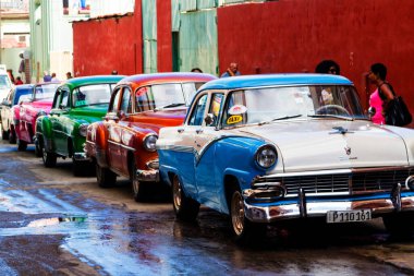 HAVANA, CUBA - 18 Kasım 2017: Havana, Küba sokaklarında eski renkli klasik araba. Ambargo nedeniyle Amerikan arabaları hala kullanılıyor ve turistler için taksi veya taşımacılık görevi görüyor.