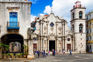 HAVANA, CUBA - 15 Nisan 2017 Havana Katedrali ve güzel bir günde yakınlardaki ünlü meydan. Plaza de la Katedral.