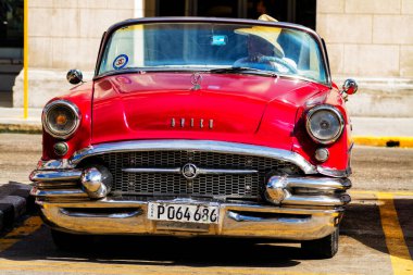 HAVANA, CUBA - 18 Kasım 2017: Havana, Küba sokaklarında eski renkli klasik araba. Ambargo nedeniyle Amerikan arabaları hala kullanılıyor ve turistler için taksi veya taşımacılık görevi görüyor.
